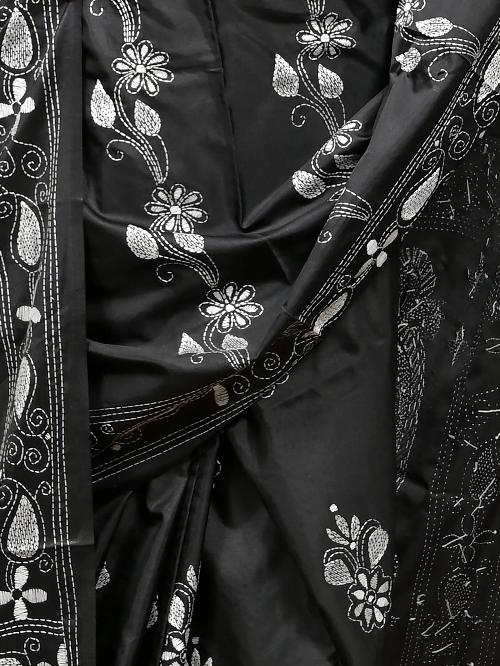 Black Cotton Bolpur Kantha Stitch Saree (21)